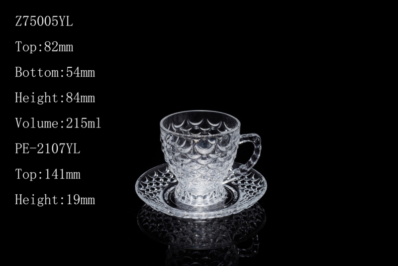 不應(yīng)使用保溫杯泡茶，但應(yīng)選擇玻璃杯