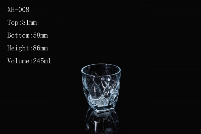 玻璃杯是一種常見(jiàn)的飲品容器
